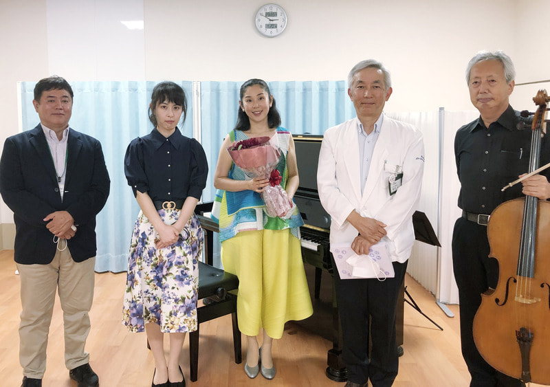 右から 三木 隆二郎代表、谷 川攻一医療センター長、大室 晃子さん、山崎 千聖さん、弊社佐々木