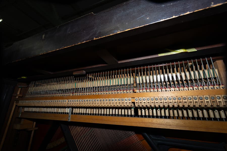 アクションが鍵盤の下に潜り込む構造になっているのがホーム型ピアノの特徴